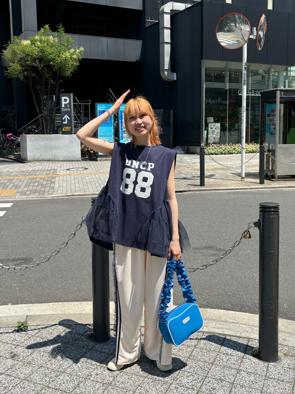 ブルー系のTシャツ/カットソー、ホワイト系のその他パンツ、ブルー系のバッグを着用したレディースの夏コーディネートの1枚目の写真