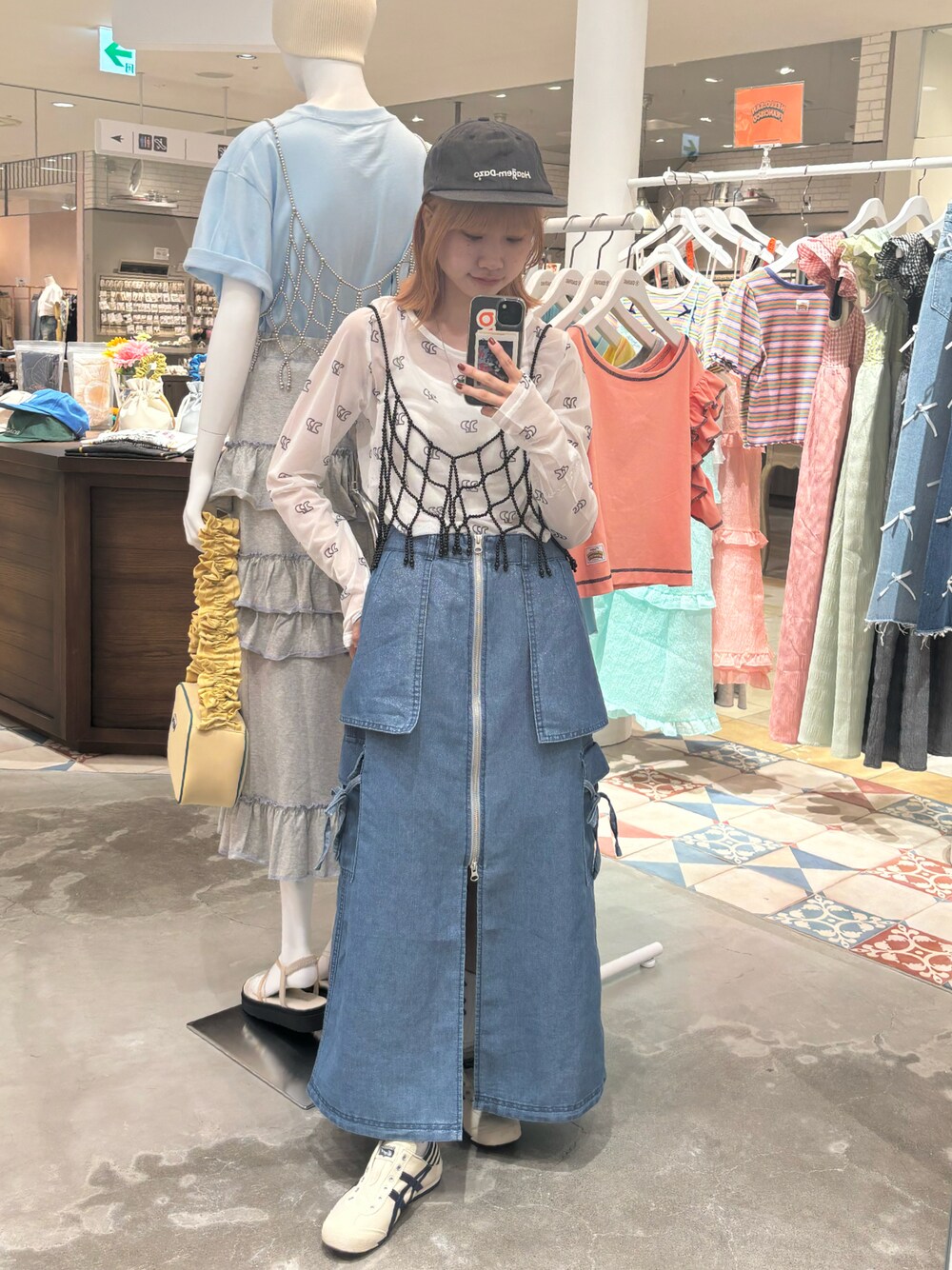 ブラック系のキャミソール、ホワイト系のTシャツ/カットソー、ブルー系のスカートを着用したレディースの夏コーディネートの1枚目の写真