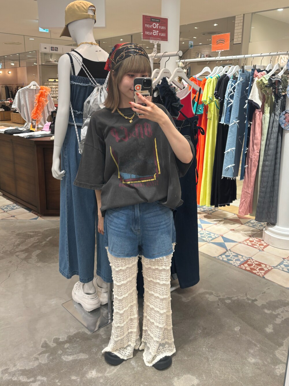 ブラック系のTシャツ/カットソー、ブルー系のその他パンツ、ゴールド系のネックレスを着用したレディースの夏コーディネートの1枚目の写真