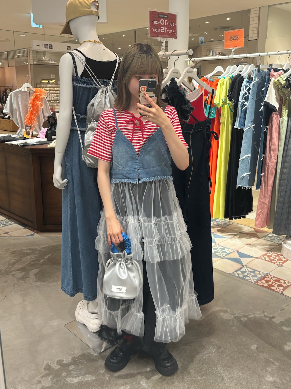 レッド系のTシャツ/カットソー、ブルー系のワンピース、シルバー系のハンドバッグを着用したレディースの夏コーディネートの1枚目の写真