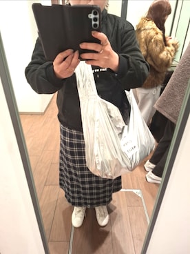 「tim.（ティム）のアイテム（パーカー、ブラック系）」を使った、みやさん（レディース・160cm）の春コーディネート