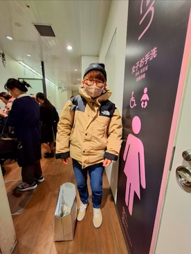 「アイテム（スニーカー、イエロー系）」を使った、みやさん（レディース・160cm）の冬コーディネート