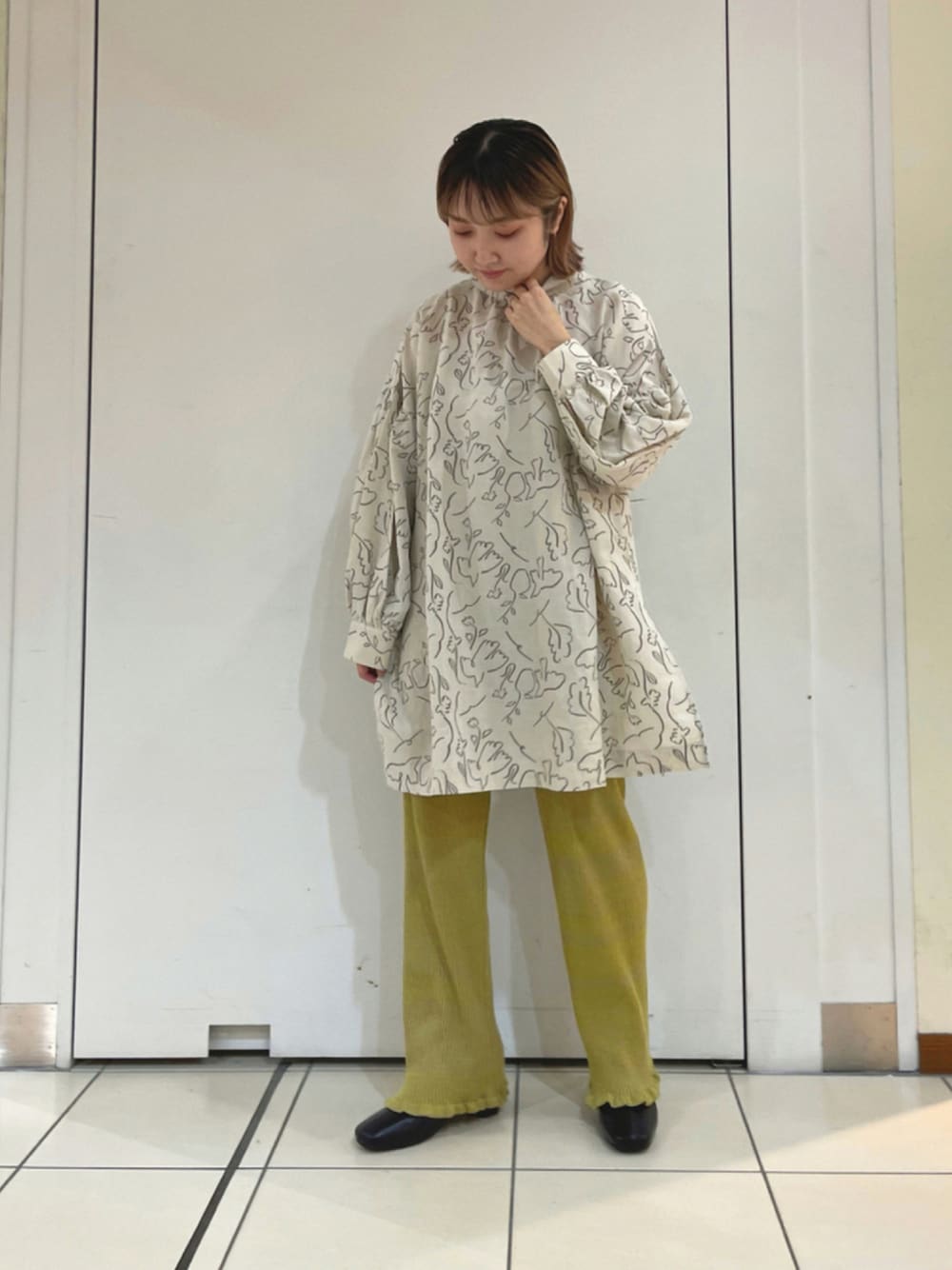 「イエロー、ショートブーツ、ニットパンツ、スタンドカラー、pou dou dou、パンツスタイル、プードゥドゥ、秋コーデ、リブニットパンツ、スモックブラウス」｜「POU DOU DOUの裾フリルニットパンツ（その他パンツ、イエロー系）」を使った、yacchiさん（レディース・149cm）の秋コーディネートの1枚目の写真