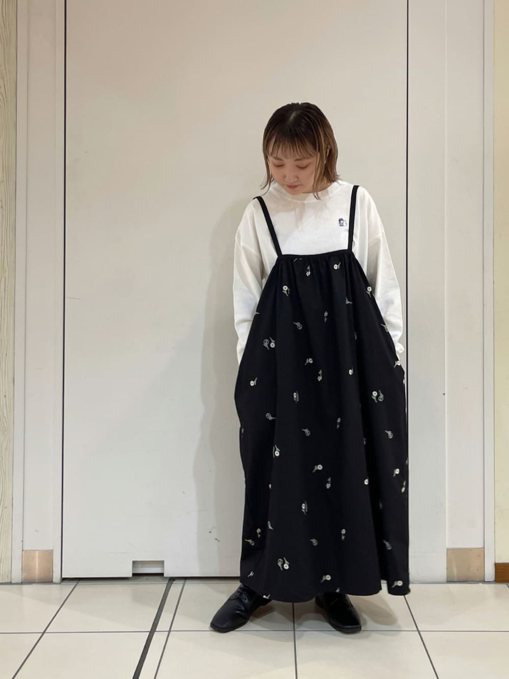 ブラック系のワンピース、ホワイト系のTシャツ/カットソー、ブラック系のその他シューズを着用したレディースの夏コーディネートの1枚目の写真