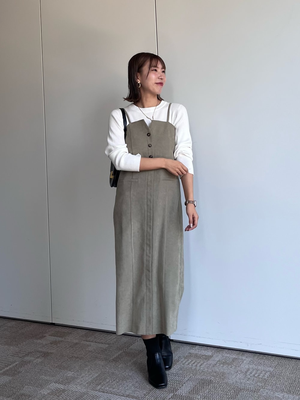 「ワンピース、ワンピーススタイル、着回しコーデ、ニット、高身長女子、高身長、高身長コーデ、秋コーデ」｜「Chez toiのIラインキャミワンピース×ニットプルオーバー（ワンピース、ベージュ系）」を使った、いつきさん（レディース・164cm）の秋コーディネートの1枚目の写真