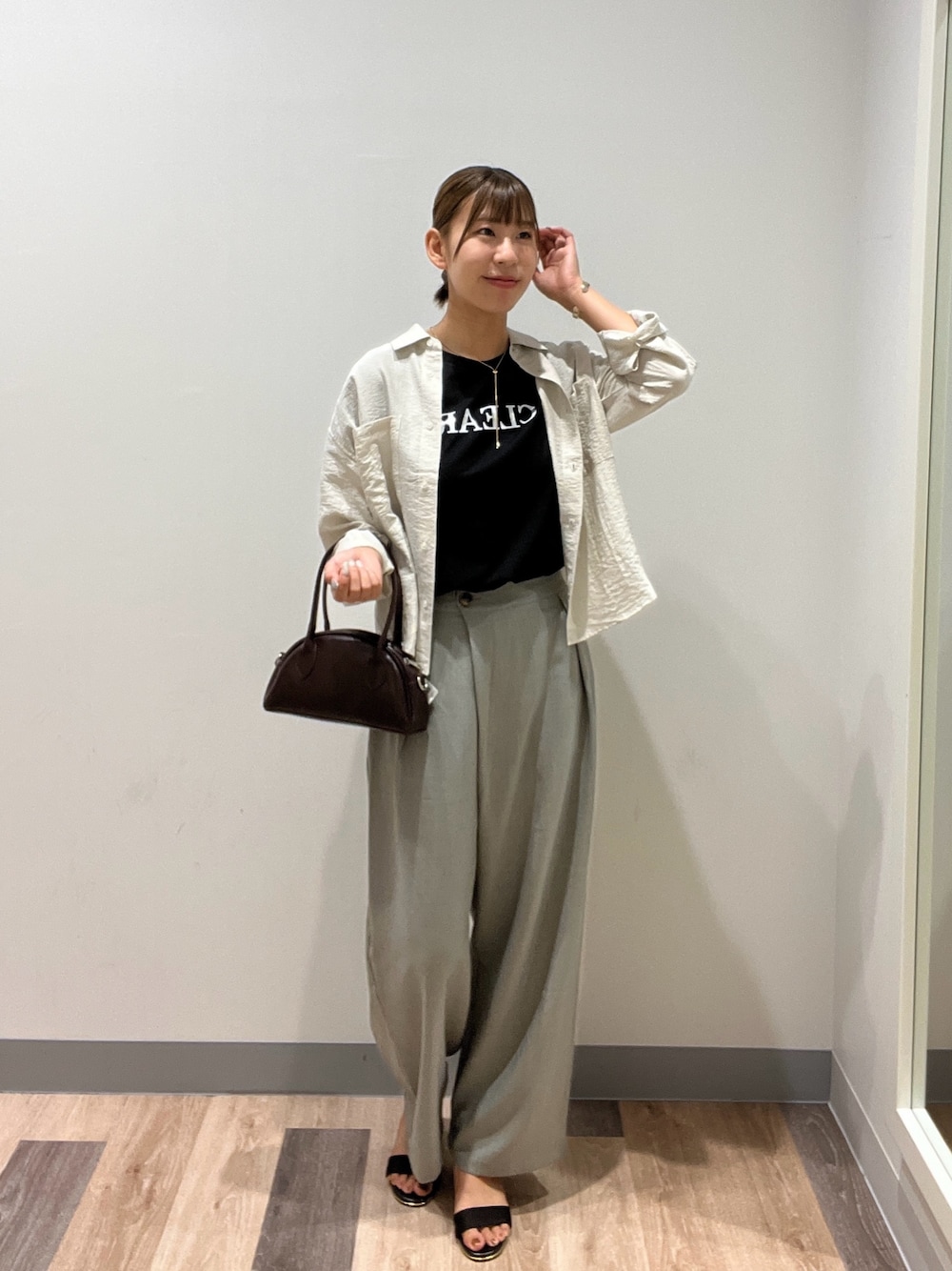 「レーヨンシャツ、Tシャツ、ロゴT、ワイドパンツ、おでかけコーデ、プチプラ、プチプラコーデ、二の腕カバー、高身長女子、高身長コーデ、骨格ナチュラル、イエベ秋」｜「Chez toiのレーヨンリネンシャツ（シャツ/ブラウス、ホワイト系）」を使った、いつきさん（レディース・164cm）の夏コーディネートの1枚目の写真