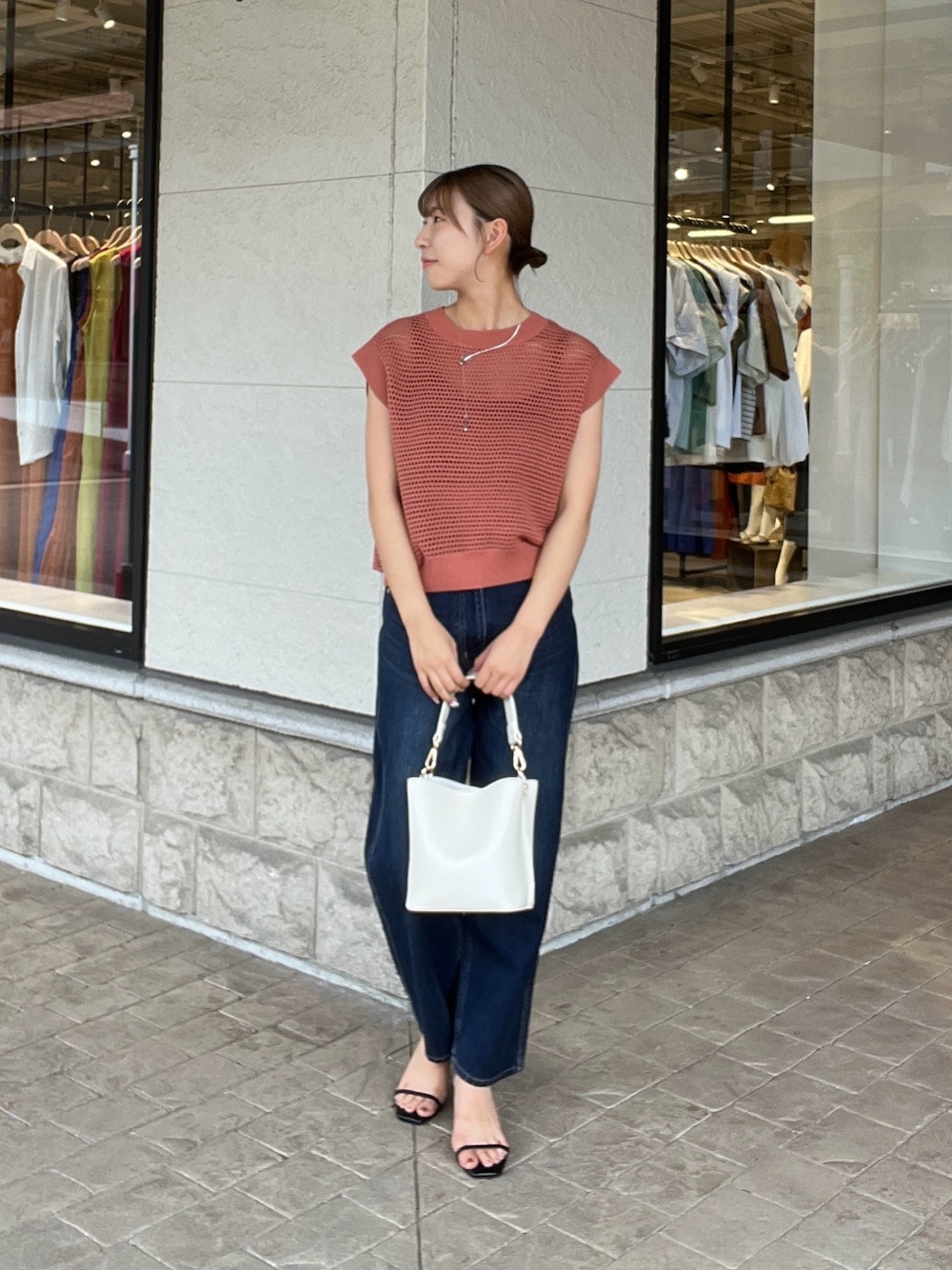 「cheztoi、シェトワ(Chez toi)、コットンニット、メッシュニット、ピンク、サマーニット、デニム、デニムパンツ、お出かけコーデ、骨格ナチュラル、イエベ秋、高身長女子、高身長コーデ」｜「Chez toiのコットンメッシュニットフレンチスリーブプルオーバー（ニット/セーター、ピンク系）」を使った、いつきさん（レディース・164cm）の夏コーディネートの1枚目の写真