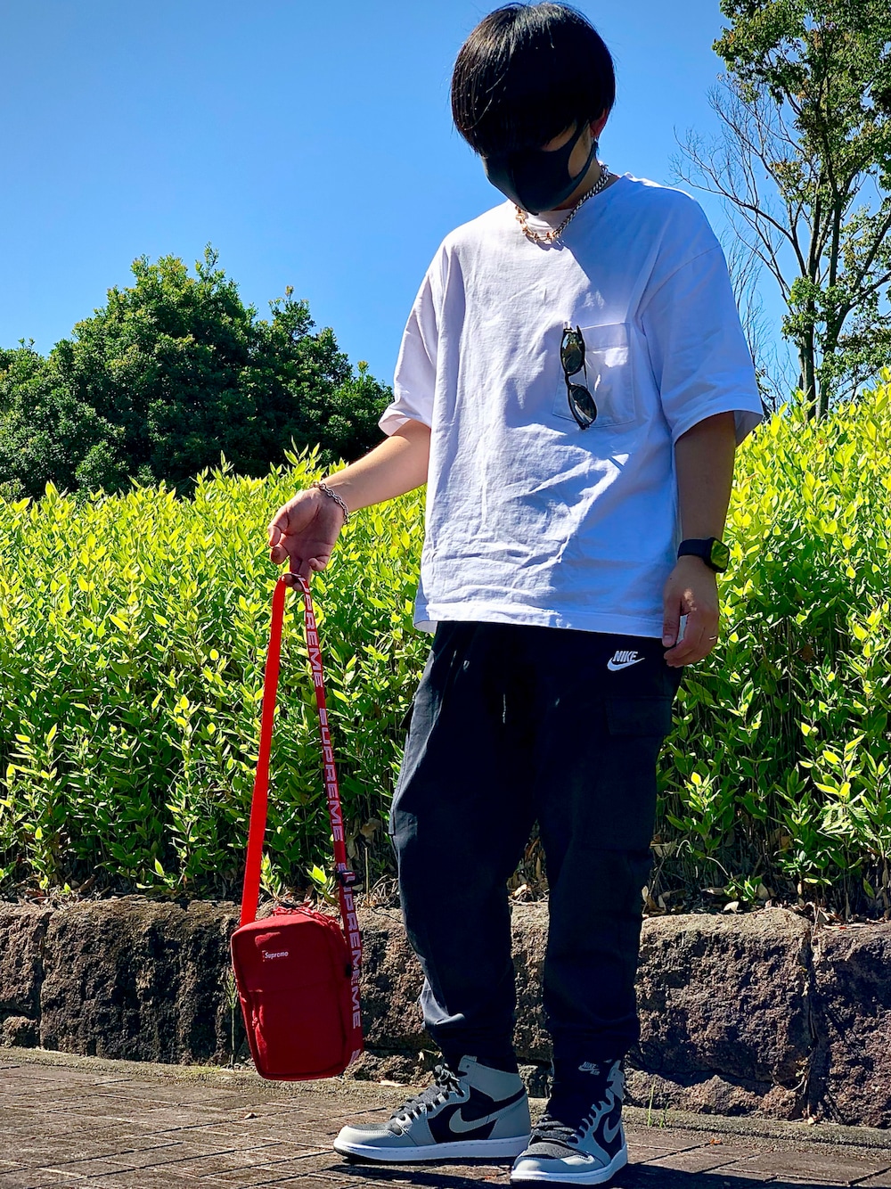 「おしゃれさんと繋がりたい、休日スタイル、スニーカー、ストリートコーデ、白Tシャツ、supreme、ユニクロ、カーゴパンツ、NIKE、ジョーダン、今日のコーデ、低身長、サコッシュ、黒パンツ、アップルウォッチ」｜「NIKEのナイキ スポーツウェア ウーブン パンツ / NIKE（その他パンツ、ブラック系）」を使った、natsuko1990さん（メンズ・164cm）の秋コーディネートの1枚目の写真
