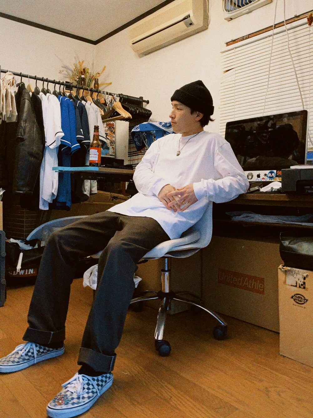 「the17vine、シンプルコーデ、スケータースタイル、ペイント」｜「Dickiesのアイテム（チノパンツ、ブラウン系）」を使った、Shunichi  17vineさん（メンズ・167cm）の春コーディネートの1枚目の写真