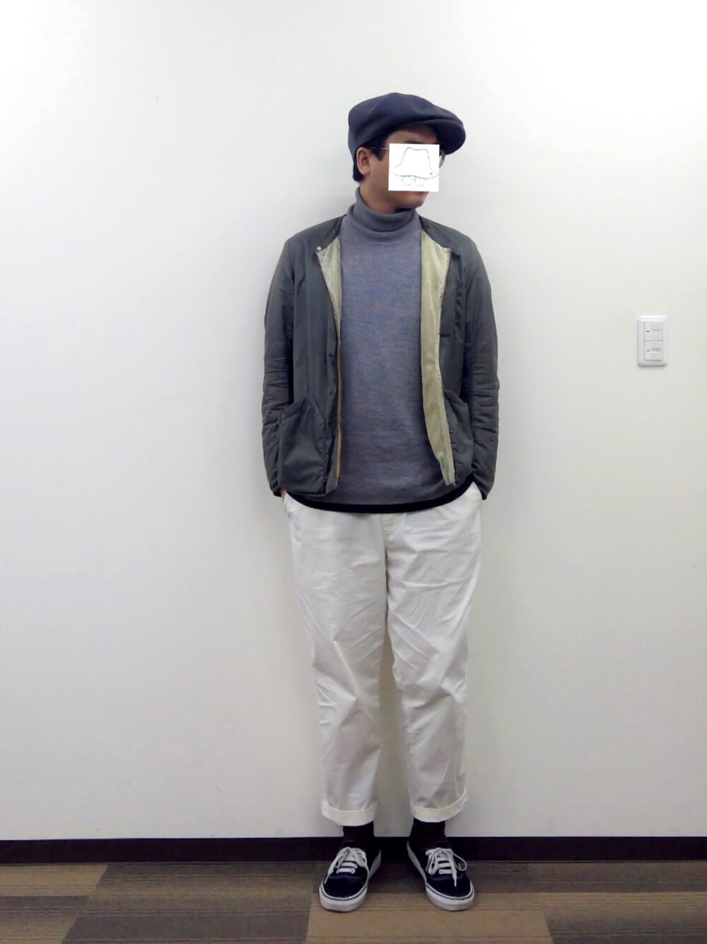 「ボア、キャスケット、白パンツ、タートルネック、ノーカラージャケット、スニーカー、きれいめカジュアル」｜「UNIQLOのイージーアンクルパンツ（コットン・レングス68～72cm）（その他パンツ、ホワイト系）」を使った、rytabさん（メンズ・177cm）の冬コーディネートの1枚目の写真