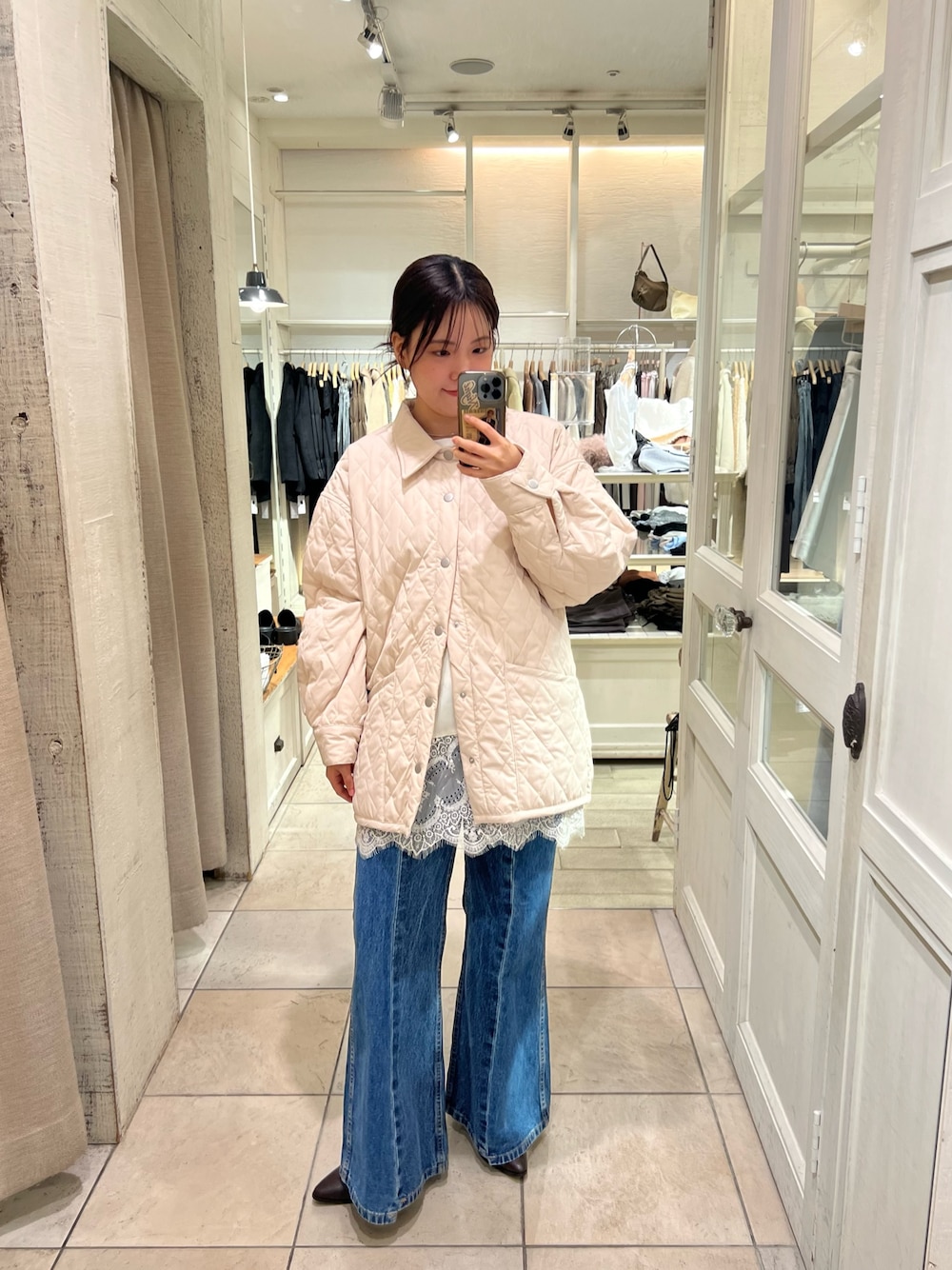 ホワイト系のその他アウター、ホワイト系のシャツ/ブラウス、ブルー系のデニムパンツを着用したレディースの秋コーディネートの1枚目の写真