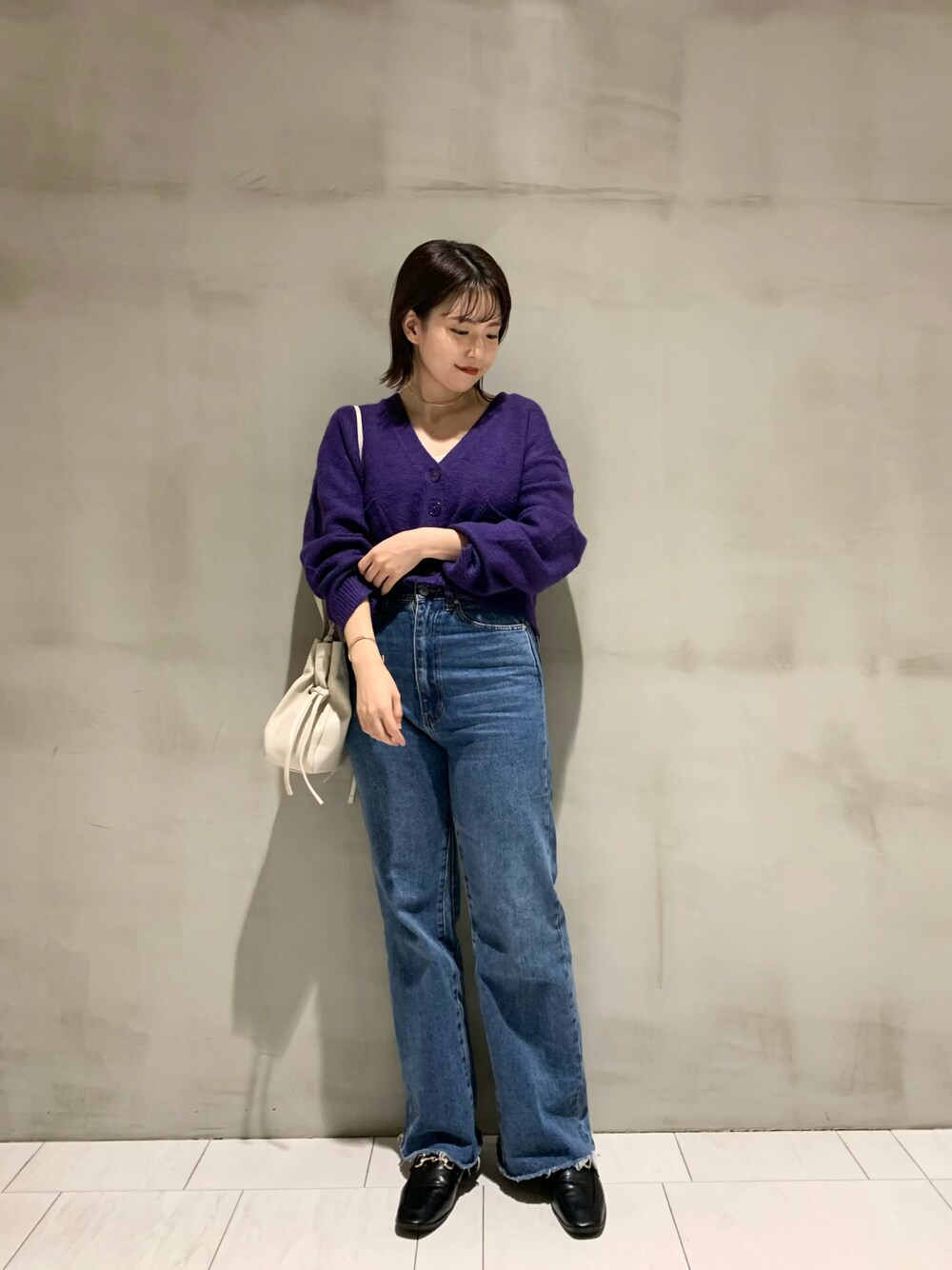 「秋服、オトナカジュアル、きれいめカジュアル、ニット/セーター、デニムコーデ、パープル、パープルニット、ニットカーディガン、ショートカーディガン、ニットコーデ、mystic、mysticstaff、ミスティック(mystic)、ビット付きローファー、ローファー」｜「mysticのカットオフワイドフレアデニム（デニムパンツ、ブルー系）」を使った、norikoさん（レディース・161cm）の秋コーディネートの1枚目の写真
