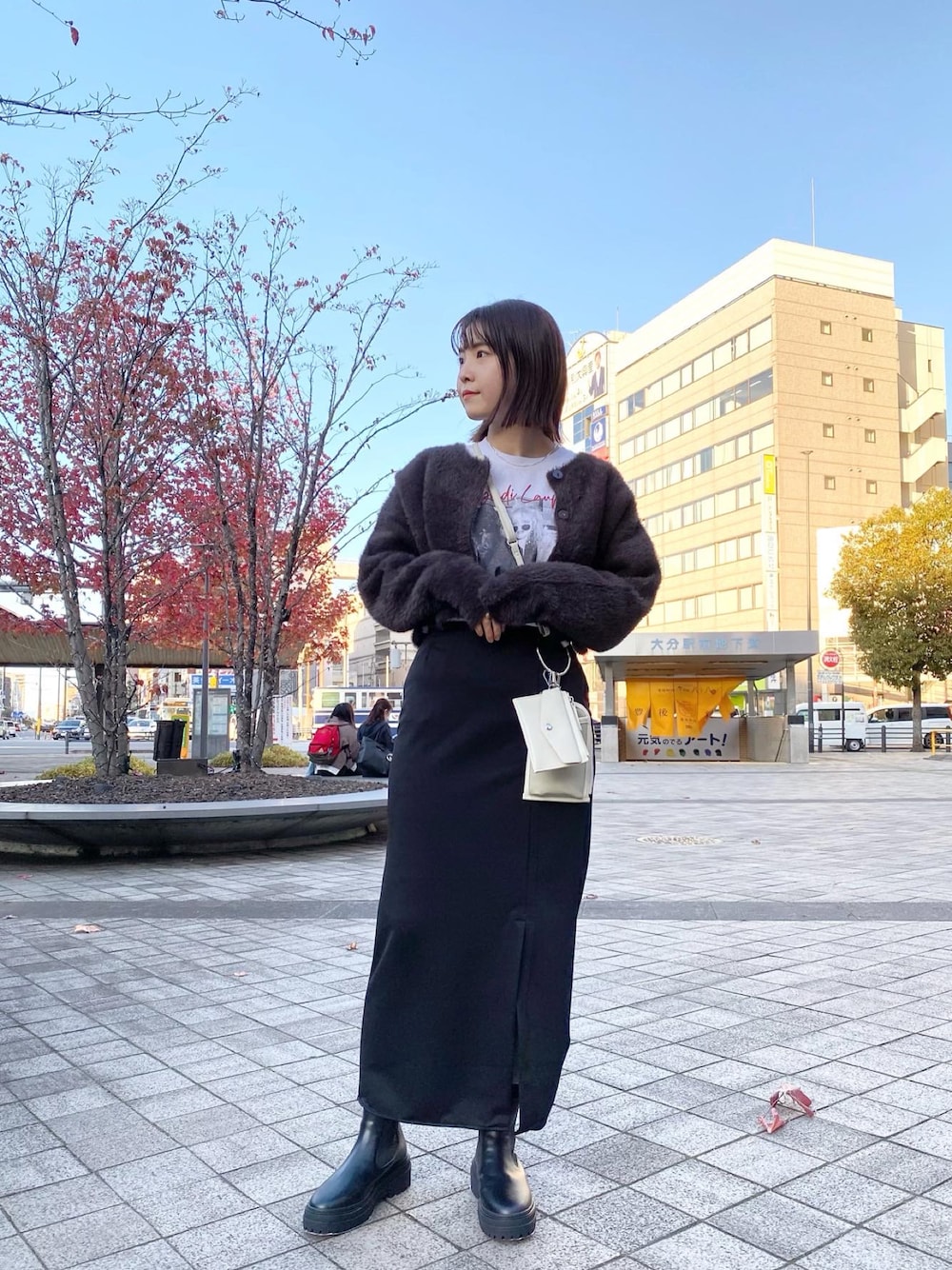 「秋のコーデ、大人かわいい、カジュアル、スカートスタイル、ブラウンコーデ、ブラウン、フェザー、カーディガン、ショートカーディガン、ブラウンニット、ミスティック(mystic)、mystic、mysticstaff、サイドゴアブーツ、プリントT」｜「mysticのフェザーリバーシブルカーディガン（カーディガン/ボレロ、ベージュ系）」を使った、norikoさん（レディース・161cm）の秋コーディネートの1枚目の写真