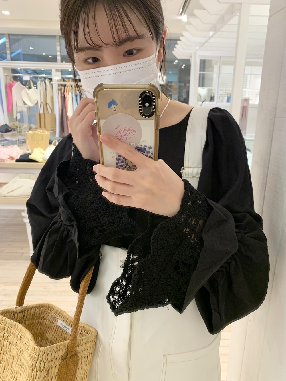 「春、オトナ女子、サロペット、サロペットコーデ、白サロペット、ブラウス、ブラウスコーデ、レースブラウス、春コーデ、mystic、mysticstaff、ミスティック(mystic)、モノトーン、モノトーンコーデ、かごバッグ」｜「mysticの袖口レースフリルブラウス（シャツ/ブラウス、ブラック系）」を使った、norikoさん（レディース・161cm）の冬コーディネートの1枚目の写真