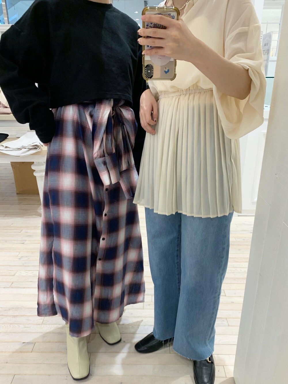 「秋服、オトナカジュアル、きれいめカジュアル、ブーツスタイル、シア―ブラウス、デニムコーデ、チェックシャツワンピース、カーディガン、ショートカーディガン、ミスティック(mystic)、カジュアル、mystic、mysticstaff、プリーツブラウス」｜「mysticのジョーゼットプリーツチュニック（シャツ/ブラウス、ホワイト系）」を使った、norikoさん（レディース・161cm）の秋コーディネートの1枚目の写真