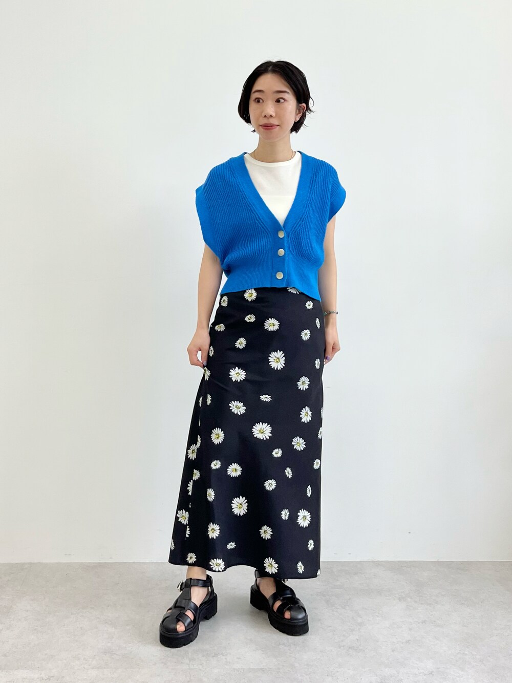「カジュアル、夏、花柄、サンダル、厚底サンダル」｜「CITENの＜CITEN（シテン）＞フロントオープンショートニットベスト（ニット/セーター、ブルー系）」を使った、otsuka_rさん（レディース・155cm）の春コーディネートの1枚目の写真
