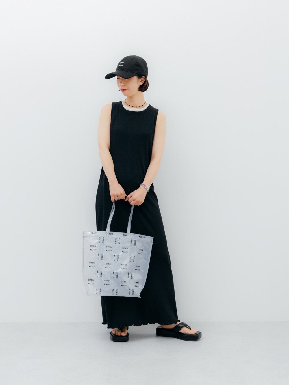 「ワンピース、ブラック、休日スタイル、サンダル、厚底シューズ、モノトーンコーデ、ノースリーブ、低身長コーデ、トングサンダル、オトナカジュアル」｜「CITENの＜CITEN（シテン）＞エンブロイダリー クリアトート（ショルダーバッグ、ホワイト系）」を使った、otsuka_rさん（レディース・155cm）の夏コーディネートの1枚目の写真