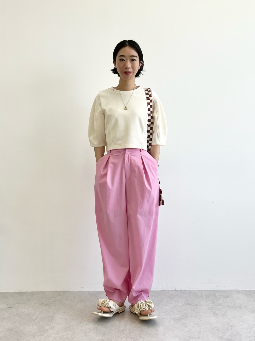 「カジュアル、カラーパンツ、ブロックチェック、休日スタイル、バルーンパンツ、初夏コーデ、低身長女子」｜「CITENの＜CITEN（シテン）＞フォルムスリーブ ブークレカットトップ（Tシャツ/カットソー、ホワイト系）」を使った、otsuka_rさん（レディース・155cm）の春コーディネートの1枚目の写真