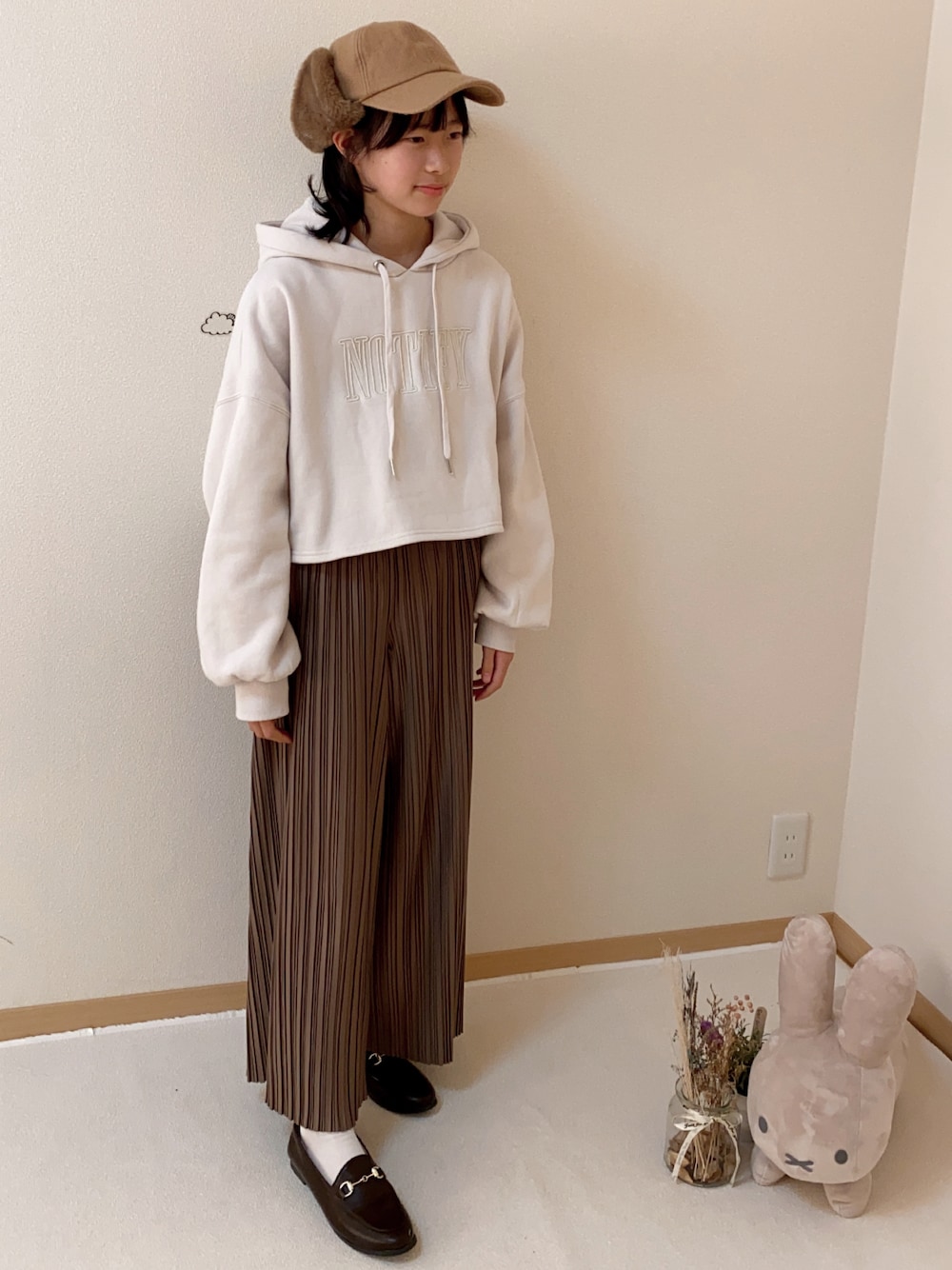 「ビッグシルエット、ワイドパンツ、カラーパンツ、フライトキャップ、あったかコーデ、冬コーデ、ワントーンコーデ、ローファー」｜「GIRBLISHのガーブリッシュ フライト キャップ ATTAKA レディース 帽子 GIRBLISH（キャップ、ベージュ系）」を使った、ko_ai_to🎶さん（キッズ・154cm）の冬コーディネートの1枚目の写真