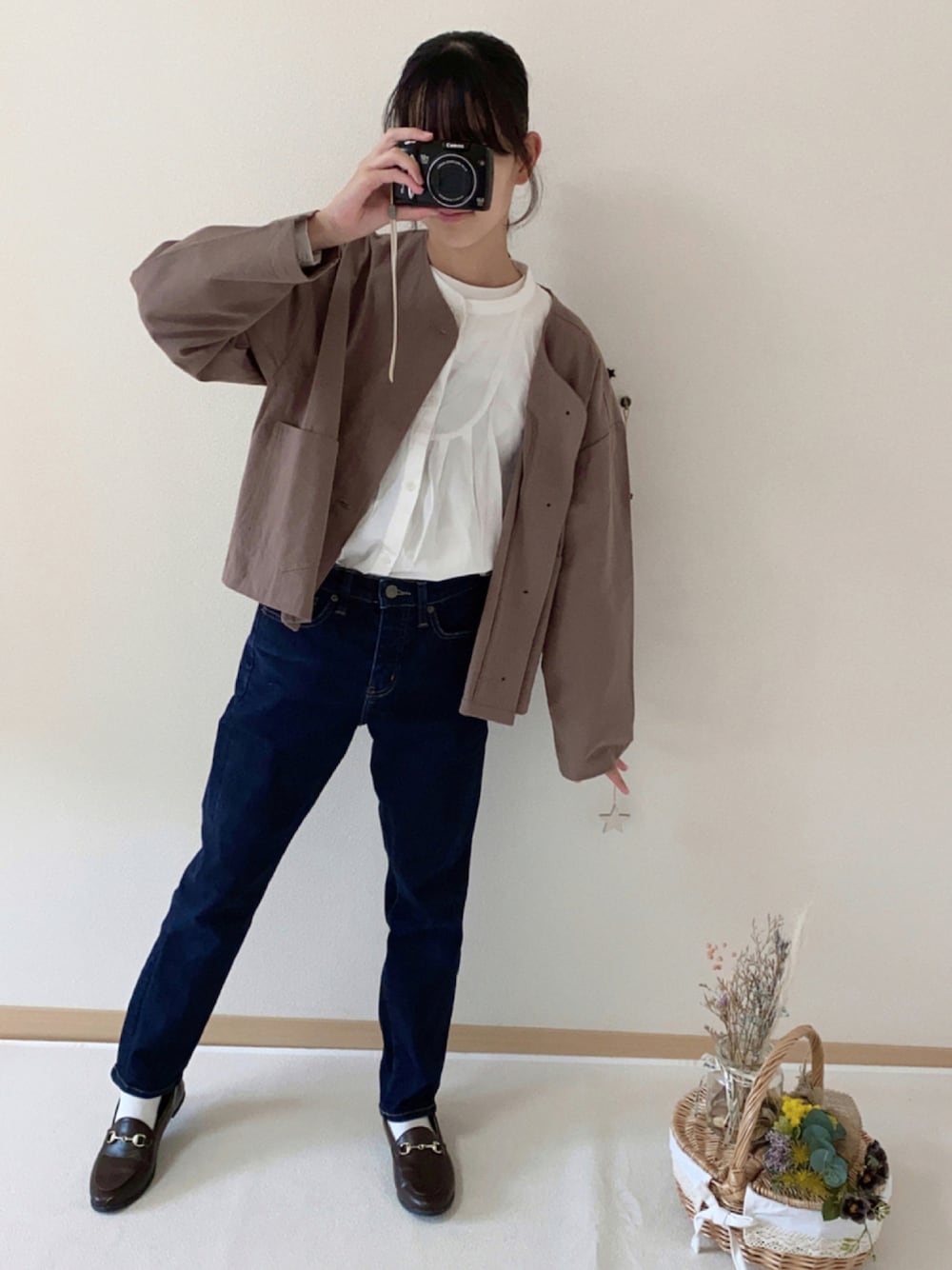 「ジャケット、ジーンズ、ローファー、休日スタイル、デニムパンツ、カジュアルコーデ、秋コーデ、だから秋服が好き、タックイン」｜「undeny.のundeny./アンデニー ノーカラービッグJK（ノーカラージャケット、ベージュ系）」を使った、ko_ai_to🎶さん（キッズ・153cm）の秋コーディネートの1枚目の写真