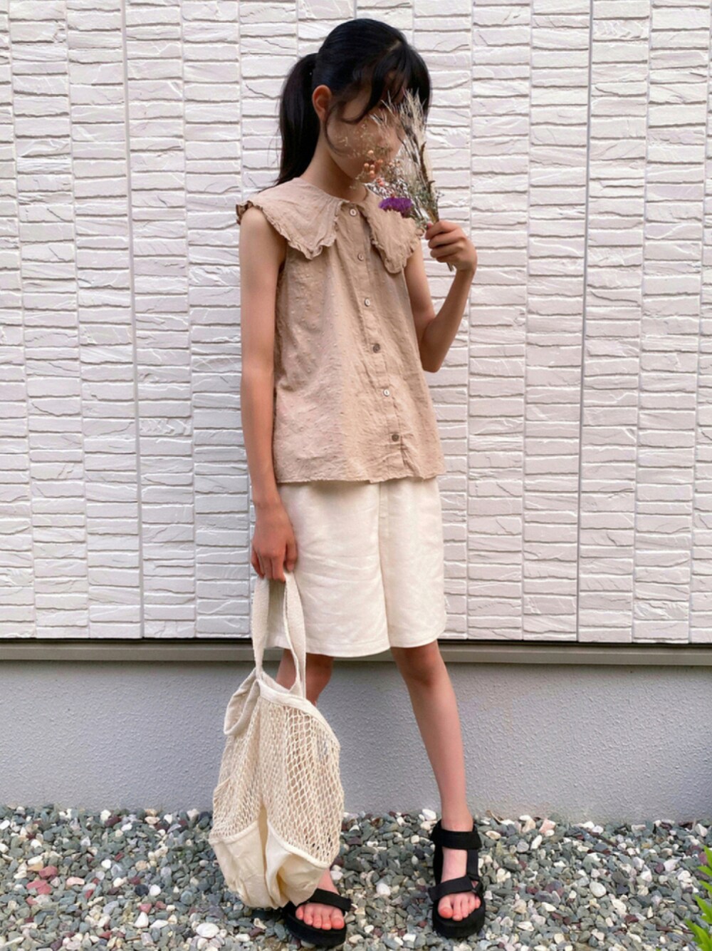 「夏コーデ、サンダル、カジュアルコーデ、プチプラ、トートバッグ、ショートパンツ、ノースリーブ」｜「pairmanonのビッグカラーブラウス 無地 フリル ノースリーブ ガールズ（シャツ/ブラウス、ベージュ系）」を使った、ko_ai_to🎶さん（キッズ・122cm）の夏コーディネートの1枚目の写真