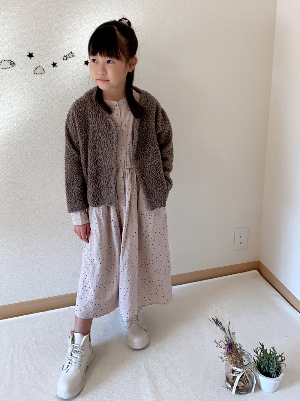 「ワンピース、スカート、ブーツ、冬コーデ、休日スタイル、ブラウン、プチプラ」｜「BRANSHESのドット柄長袖シャツワンピース（ワンピース、ベージュ系）」を使った、ko_ai_to🎶さん（キッズ・125cm）の秋コーディネートの1枚目の写真