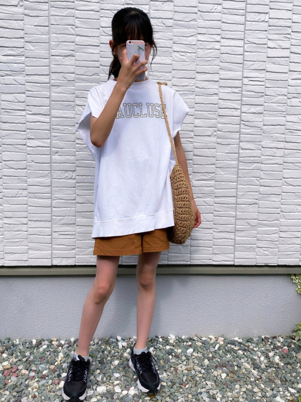 「夏コーデ、ショートパンツ、白Tシャツ、NIKE、休日スタイル、カジュアルコーデ、ビッグシルエット、夏だ！Tシャツ着よう！」｜「LOWRYS FARMのミニウラケプリントロゴフレンチスリーブ　948730（Tシャツ/カットソー、ホワイト系）」を使った、ko_ai_to🎶さん（キッズ・151cm）の夏コーディネートの1枚目の写真