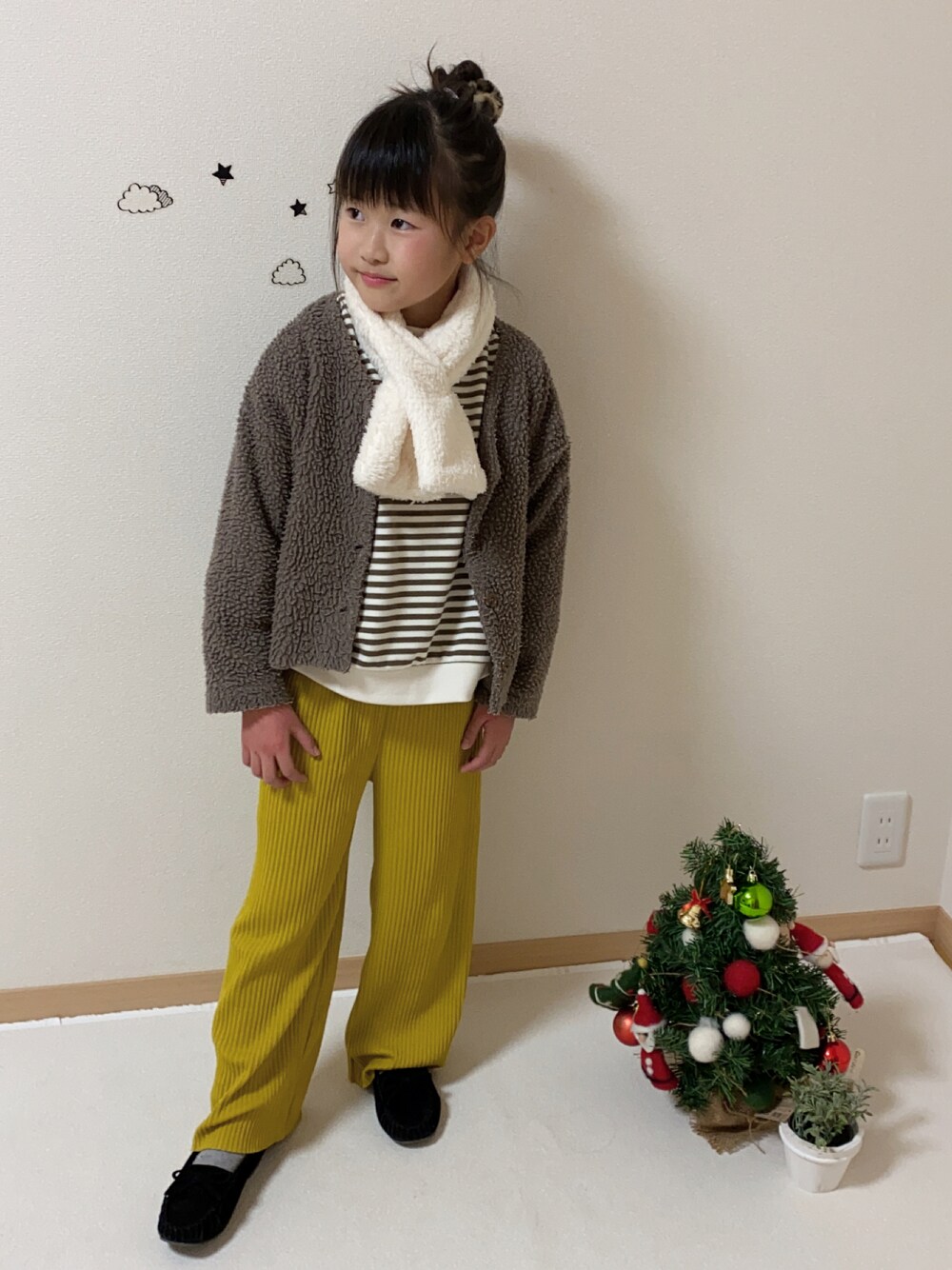 「カラーパンツ、ボアジャケット、クリスマスに着たい服、プチプラ、あったかコーデ、冬コーデ、ワイドパンツ、マフラーぐるぐる、リブパンツ」｜「coenのアイテム（パンツ、イエロー系）」を使った、ko_ai_to🎶さん（キッズ・125cm）の冬コーディネートの1枚目の写真