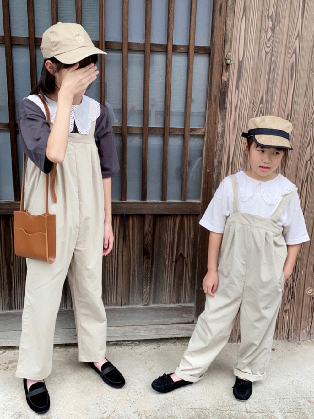 「ショルダーバッグ、ベージュ、キャップ、休日スタイル、ブラウン、ビッグカラー、秋服準備はじめました、秋トレンド2021」｜「＆yamのブランドロゴ入りサマーキャスケット（キャスケット、ベージュ系）」を使った、ko_ai_to🎶さん（キッズ・152cm）の秋コーディネートの1枚目の写真