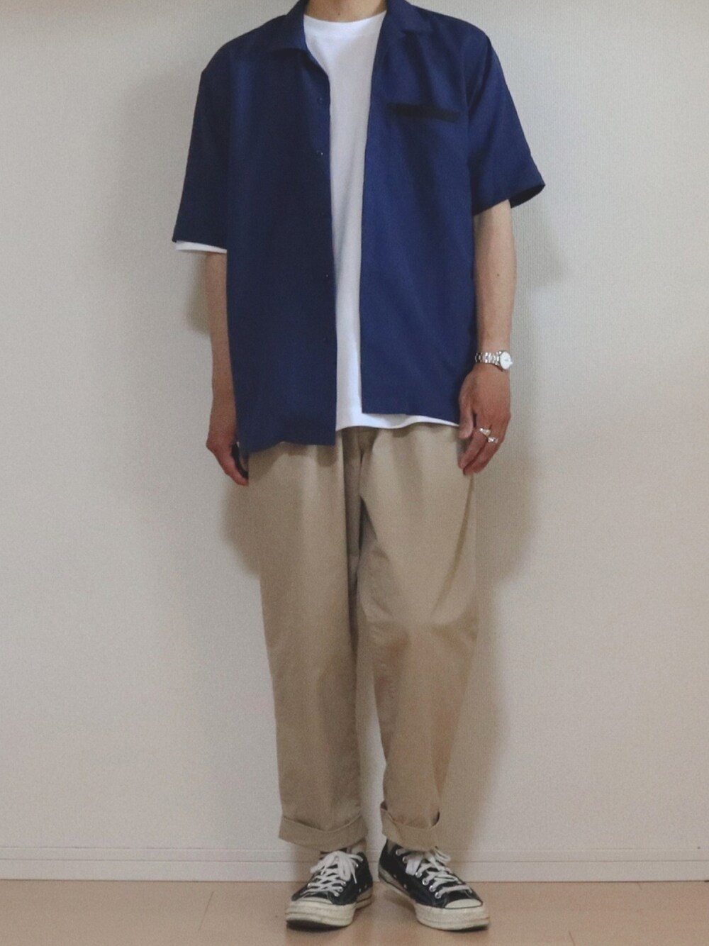 ブルー系のシャツ/ブラウス、ホワイト系のTシャツ/カットソー、ベージュ系のチノパンツを着用したメンズの夏コーディネートの1枚目の写真