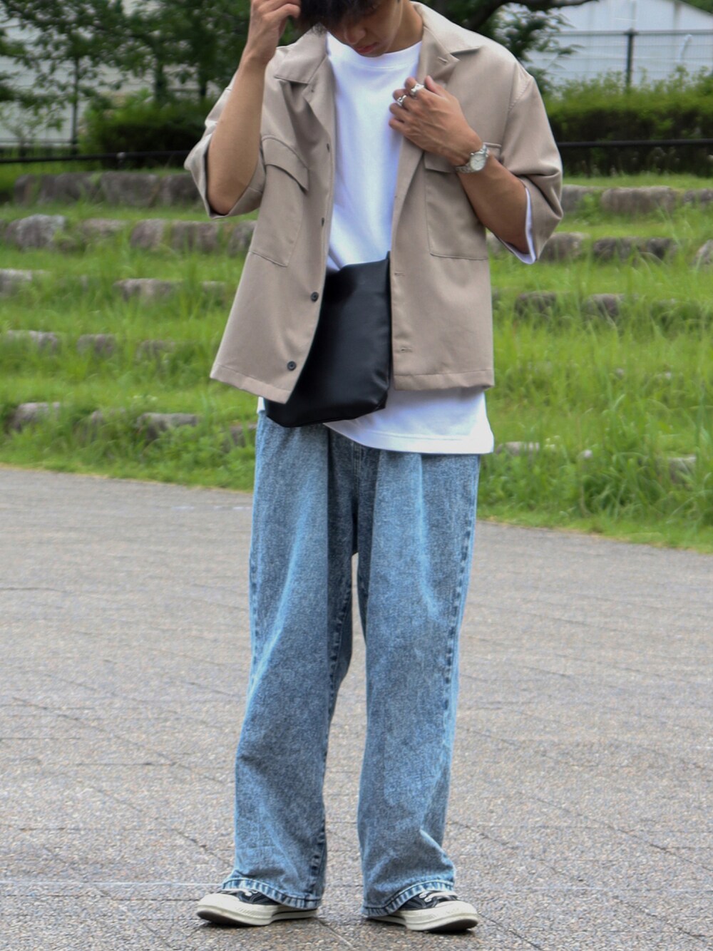 ベージュ系のシャツ/ブラウス、ホワイト系のTシャツ/カットソー、ブルー系のデニムパンツを着用したメンズの夏コーディネートの1枚目の写真