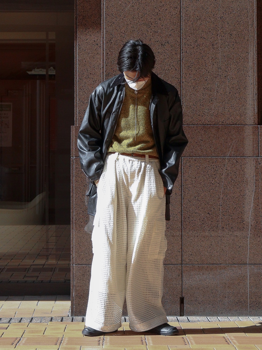 「春コーデ、ワイドパンツ、ニット、カーゴパンツ、レザージャケット、タックイン」｜「walenodeのアイテム（ニット/セーター、イエロー系）」を使った、たあさん（メンズ・178cm）の冬コーディネートの1枚目の写真