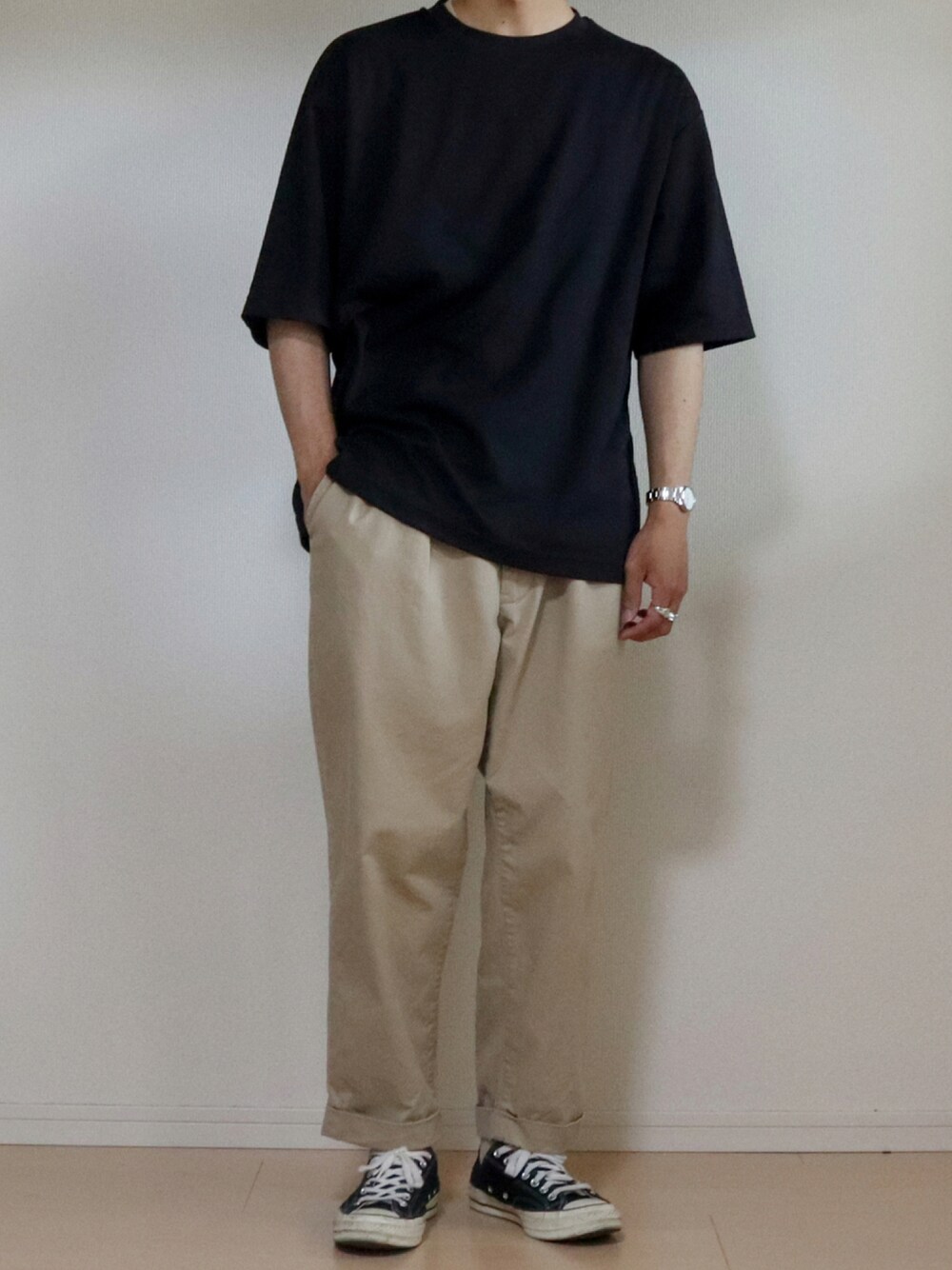 「夏コーデ、半袖、黒、チノパン、ビームス、プチプラ、プチプラコーデ、UNIQLO、UNIQLO U、ユニクロ」｜「UNIQLOのエアリズムコットンオーバーサイズTシャツ（5分袖）（Tシャツ/カットソー、ブラック系）」を使った、たあさん（メンズ・178cm）の夏コーディネートの1枚目の写真