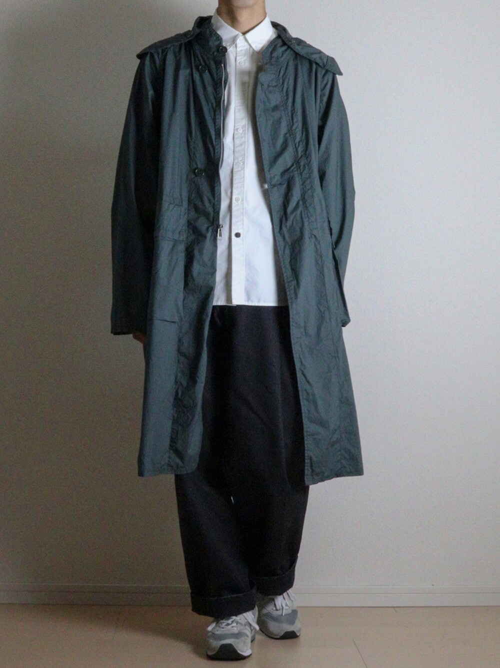 「デニム、カジュアル、シンプル、シャツ、ブラック、ホワイト、New Balance、スニーカーコーデ、大人コーデ、ワイシャツ、ootd、シャツスタイル、シャツコーデ、ワイドデニム、秋コーデ」｜「NANO universeのBRING COVEROSS フィットBDシャツ（シャツ/ブラウス、ホワイト系）」を使った、たあさん（メンズ・178cm）の秋コーディネートの1枚目の写真