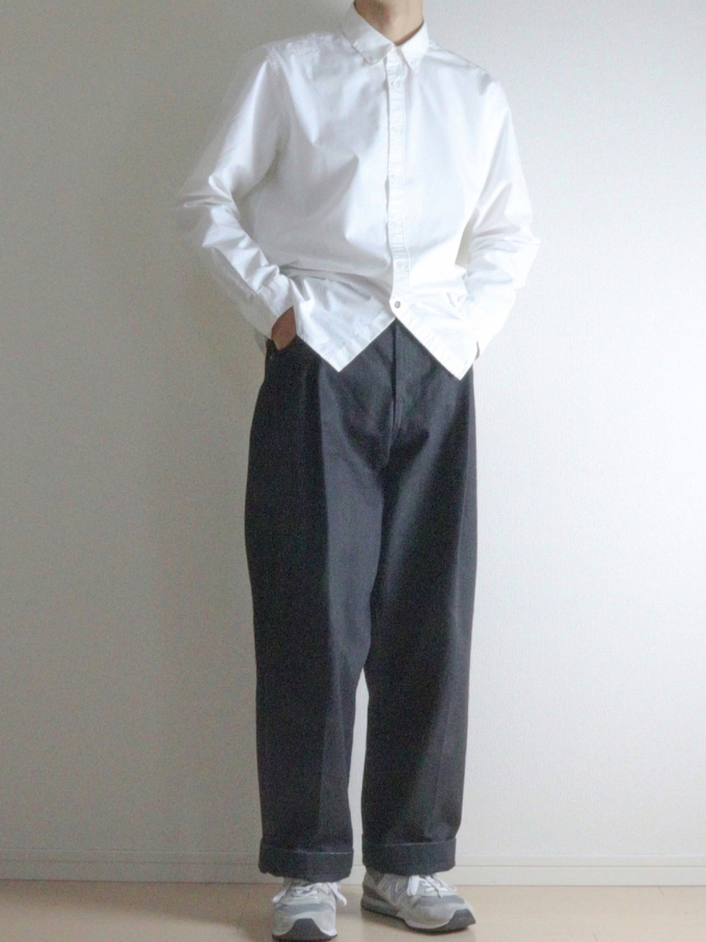 ホワイト系のシャツ/ブラウス、ブルー系のデニムパンツ、グレー系のスニーカーを着用したメンズの秋コーディネートの1枚目の写真