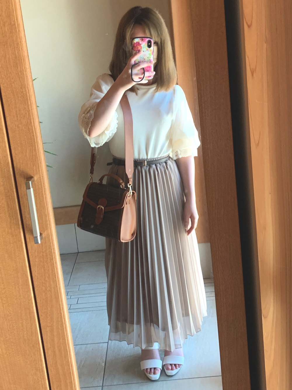 ホワイト系のTシャツ/カットソー、その他のスカート、ホワイト系のサンダルを着用したレディースの秋コーディネートの1枚目の写真