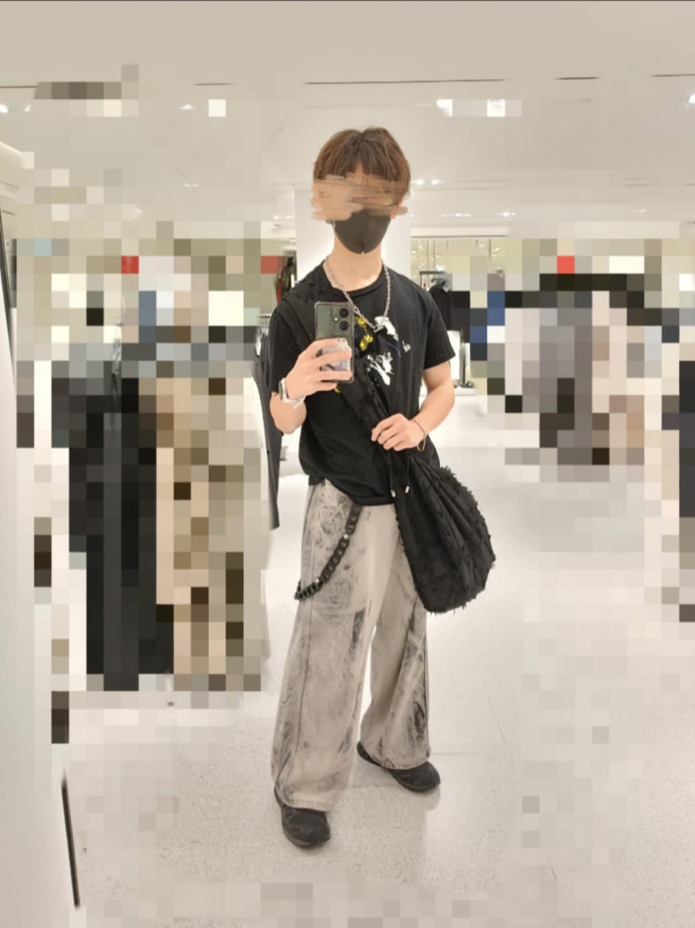 「device、SALOMON、showtime、Spielio、モノトーンコーデ、serace」｜「Shoowtimeのブリーチングハードウォッシュワイドストレートデニムパンツ（デニムパンツ、グレー系）」を使った、photo.cake4869さん（骨格ウェーブ・メンズ・165cm）の夏コーディネートの1枚目の写真