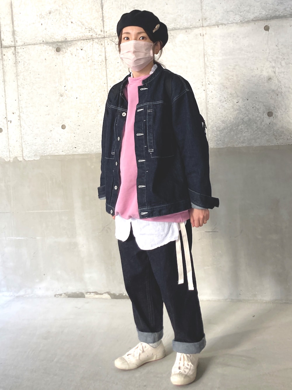 ホワイト系のシャツ/ブラウス、ピンク系のスウェット、ブルー系のデニムジャケットを着用したレディースの春コーディネートの1枚目の写真