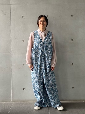 「ADIEU TRISTESSE（アデュートリステス）のリバティプリントサロペット（サロペット/オーバーオール、ブルー系）」を使った、ADIEU TRISTESSEさん（レディース・162cm）の秋コーディネート