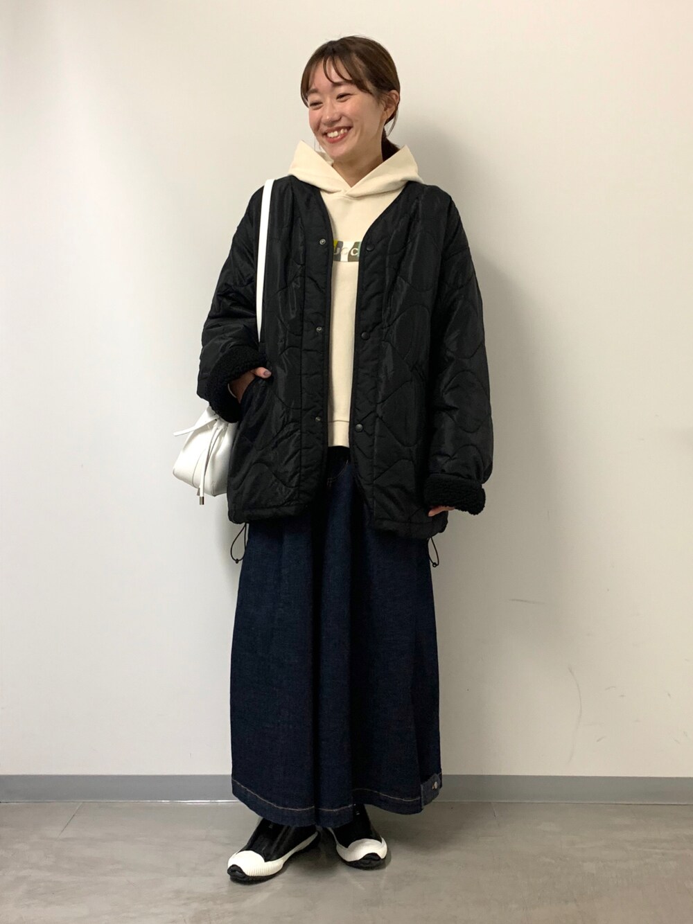 「ビッグシルエット、デニムパンツ、zucca、カジュアルコーデ、ボアブルゾン」｜「ZUCCaのブラシロゴウラケ/スウェット（スウェット、ホワイト系）」を使った、minamikawaさん（レディース・160cm）の冬コーディネートの1枚目の写真