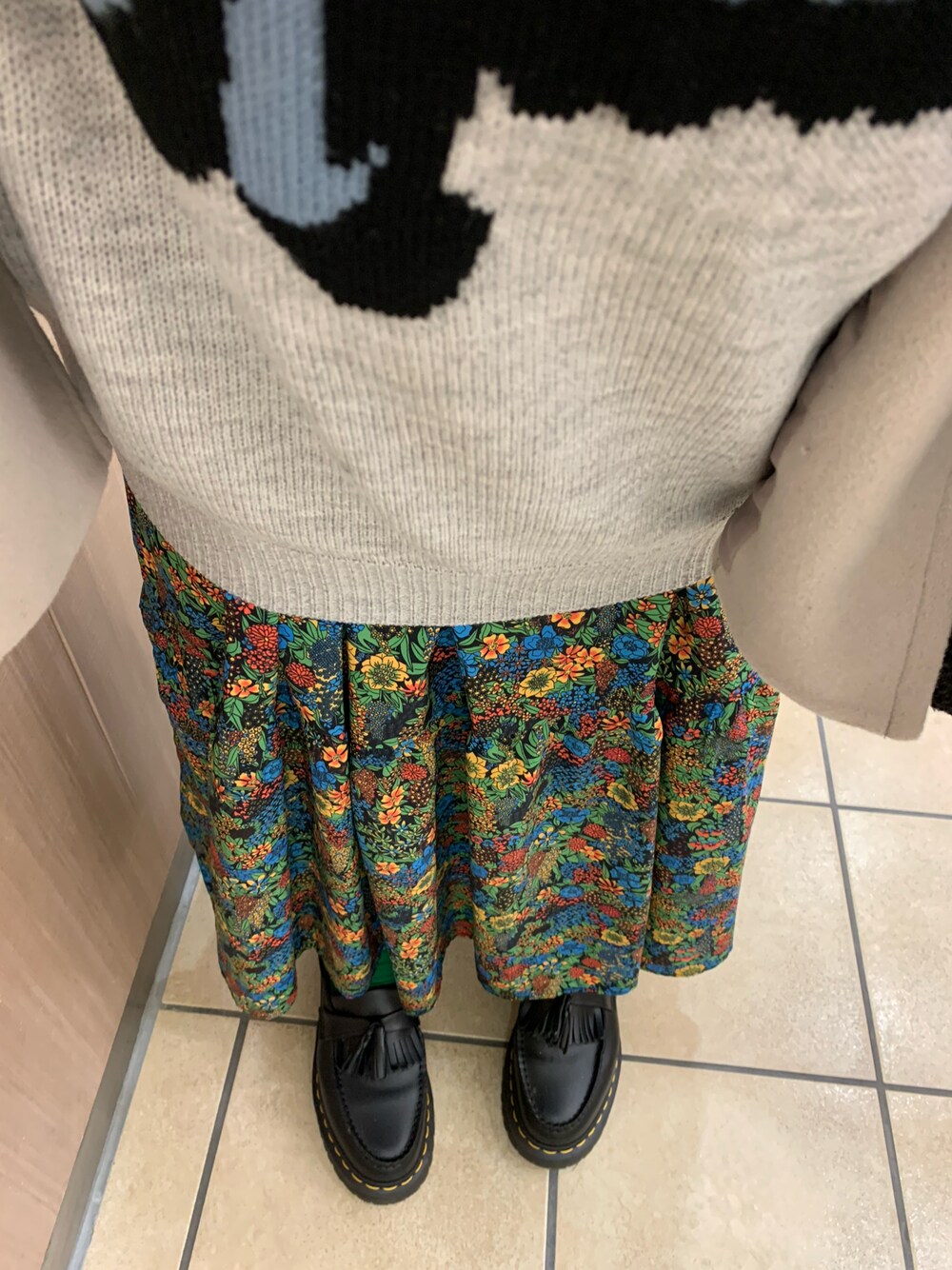 「ドクターマーチン、柄ワンピース、フリークスストア(FREAK'S STORE)、ロゴニット、低身長女子」｜「manana suerteのボヘミアンフラワーワンピース（ワンピース、その他）」を使った、mintshiroiさん（レディース・154cm）の冬コーディネートの1枚目の写真