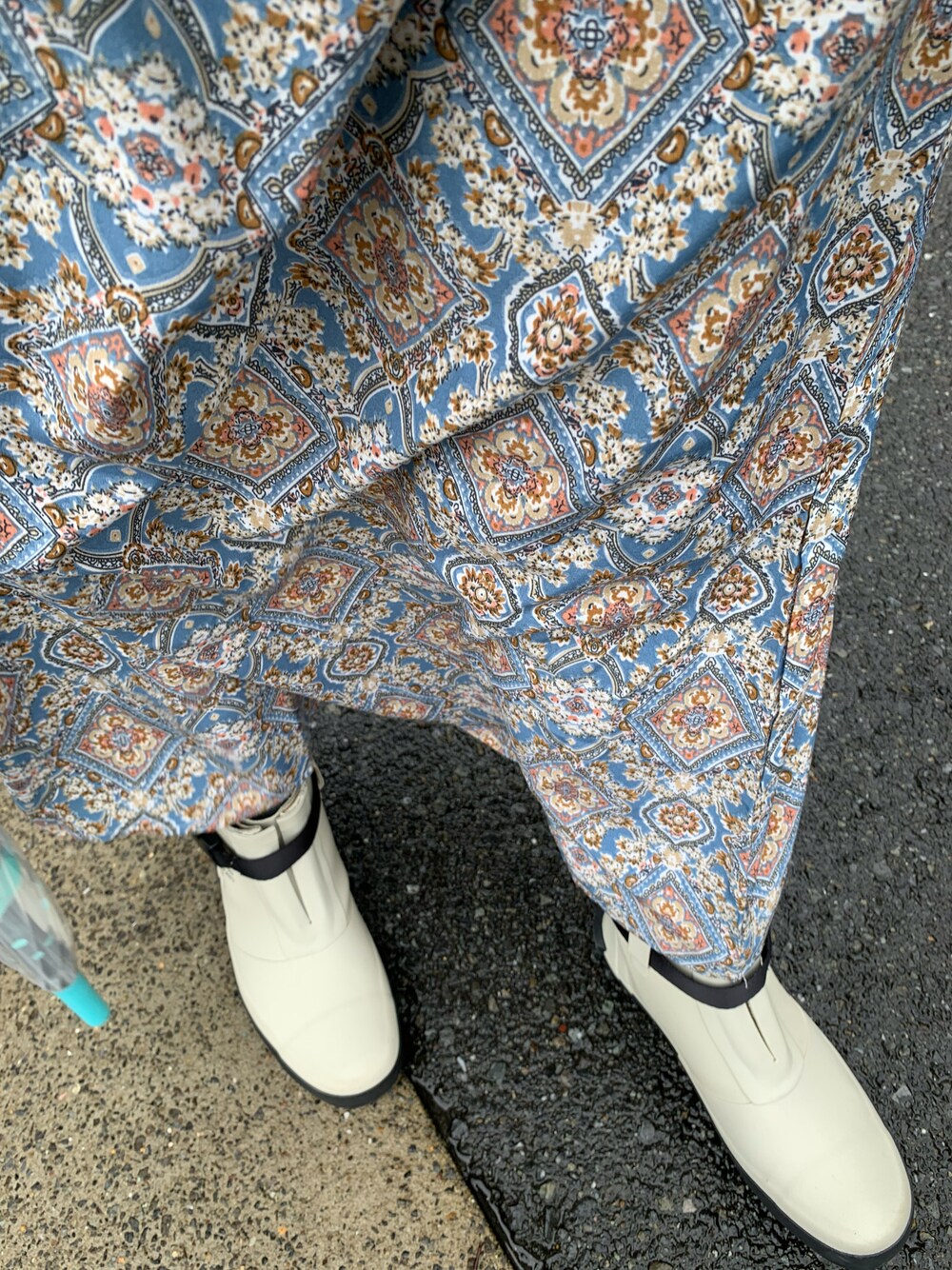 「雨の日、ワンピース、低身長、ムーンスター、柄物大好き」｜「FREAK'S STOREの810s/エイトテンス MARKE/マルケ（レインシューズ、ホワイト系）」を使った、mintshiroiさん（レディース・154cm）の秋コーディネートの1枚目の写真