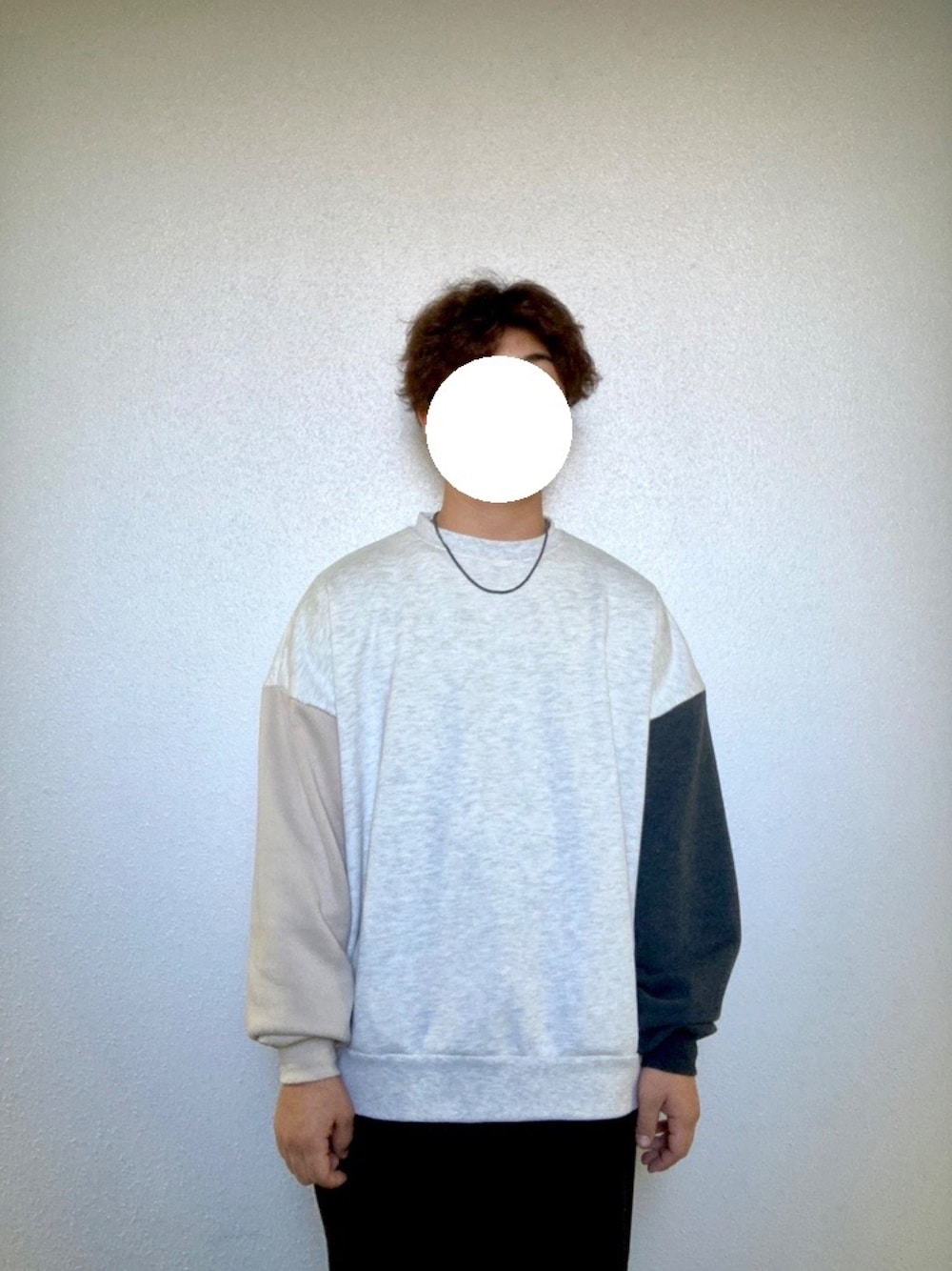 「sweater、高校生、グレー、ネックレス、MONO-MART」｜「MONO-MARTの12oz ヘビーウェイト ビッグシルエット プルオーバー スウェット（スウェット、グレー系）」を使った、Mitch さん（メンズ・170cm）の秋コーディネートの1枚目の写真