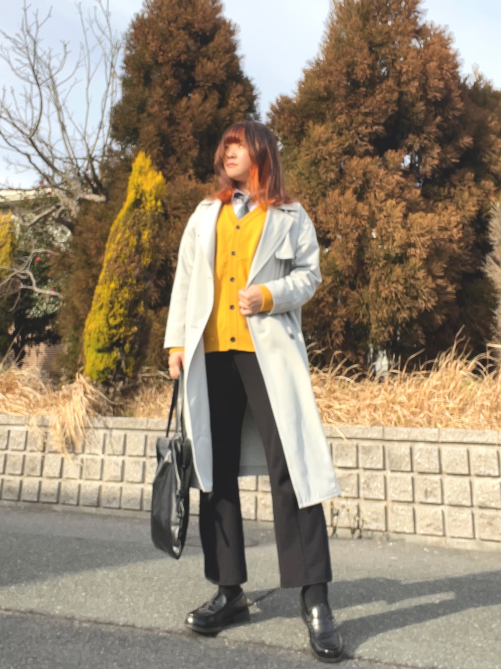 「春服、春コーデ、ネクタイ、ネクタイコーデ、パンツスタイル、フレアパンツ、オーバーサイズ、カーディガン、トレンチコート、ローファー、巾着バッグ、メンズライク、おしゃれさんと繋がりたい」｜「GUのアイテム（トレンチコート、グリーン系）」を使った、Theaさん（レディース・168cm）の春コーディネートの1枚目の写真