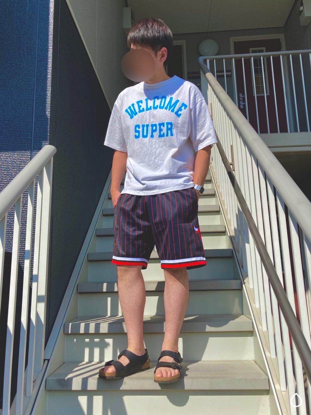 「シンプル、おしゃれさんと繋がりたい、今日のコーデ、リラックススタイル、オトナカジュアル、休日スタイル、ラフ、ストリート、白Tシャツ、スボーツミックス、バスパン、ラグスポ」｜「BIRKENSTOCKのアイテム（サンダル、ブラウン系）」を使った、t117さん（メンズ・176cm）の秋コーディネートの1枚目の写真