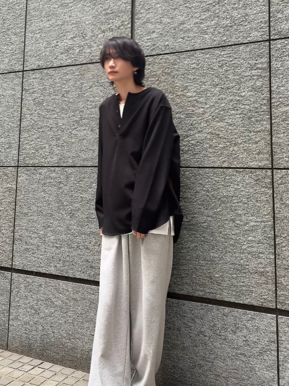 ブラック系のシャツ/ブラウス、グレー系のスウェットパンツ、ホワイト系のその他を着用したメンズの春コーディネートの1枚目の写真