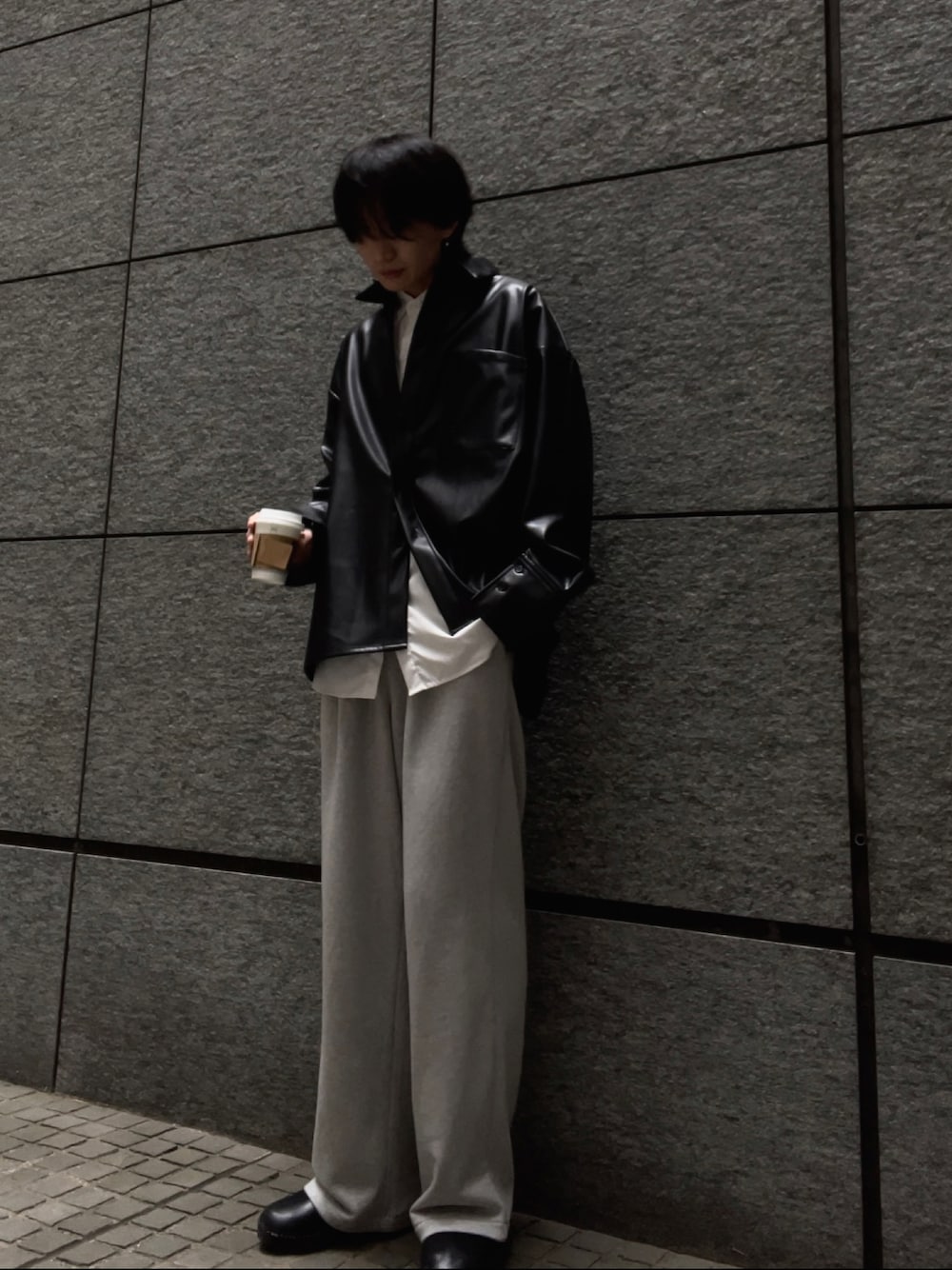 ブラック系のシャツ/ブラウス、グレー系のスウェットパンツ、ホワイト系のその他を着用したメンズの春コーディネートの1枚目の写真