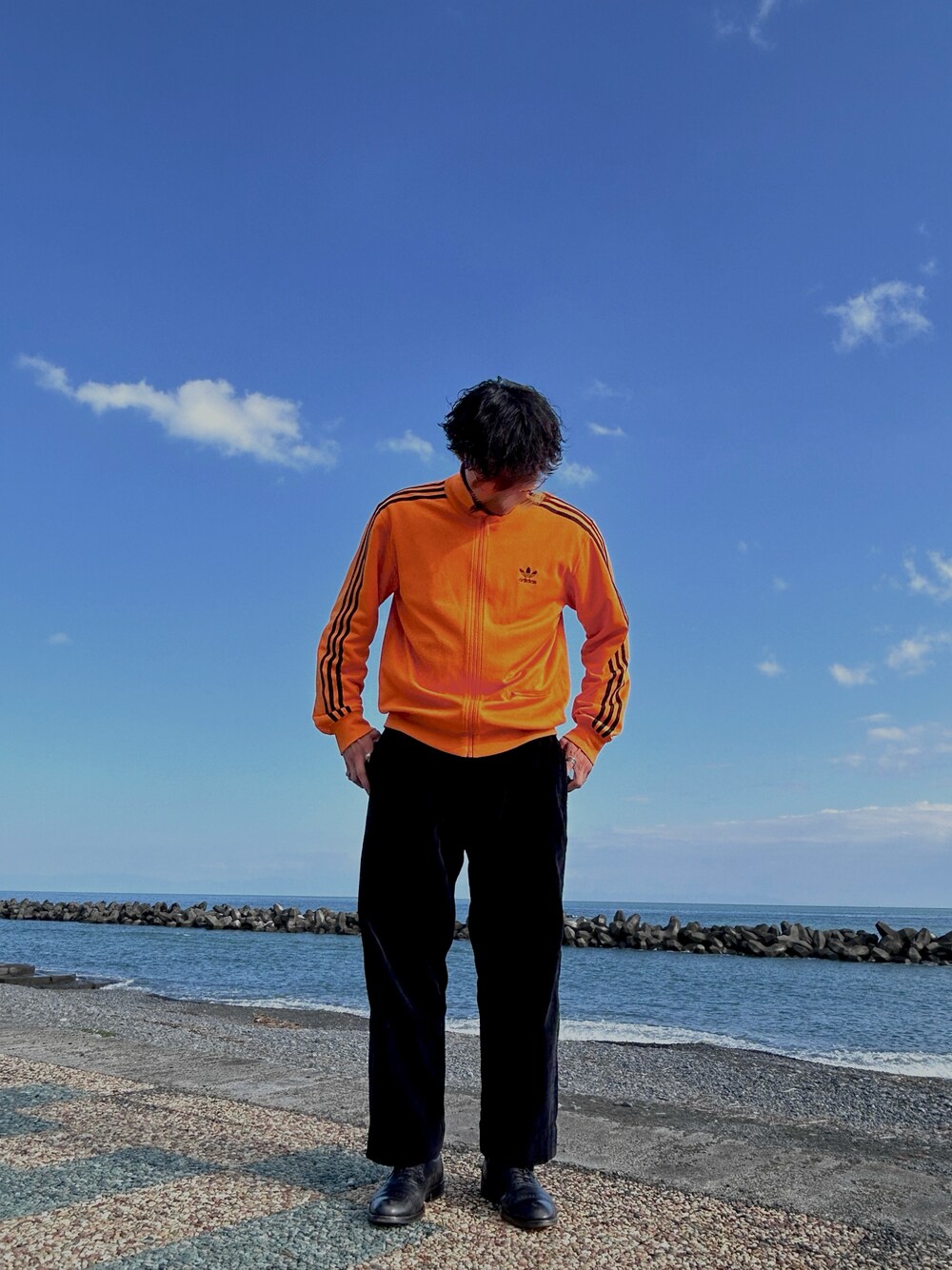 「古着、トラックジャケット、秋コーデ」｜「adidas Originalsのアイテム（その他アウター、オレンジ系）」を使った、たなか明太さん（メンズ・176cm）の秋コーディネートの1枚目の写真