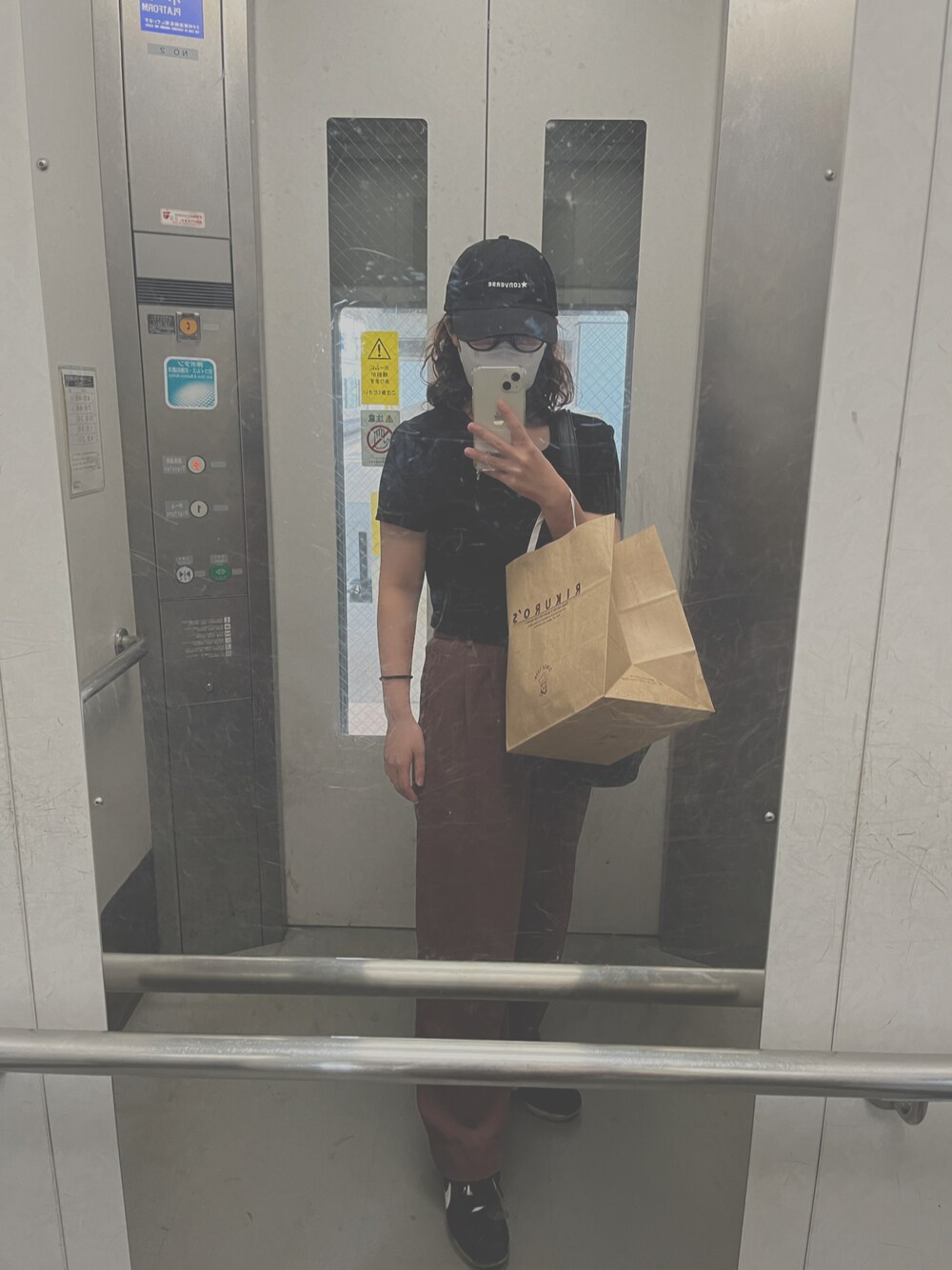 「大阪、看護師休日、りくろーおじさん、帰省コーデ」｜「ZARAのアイテム（Tシャツ/カットソー、ブラック系）」を使った、s11a22さん（レディース・150cm）の秋コーディネートの1枚目の写真