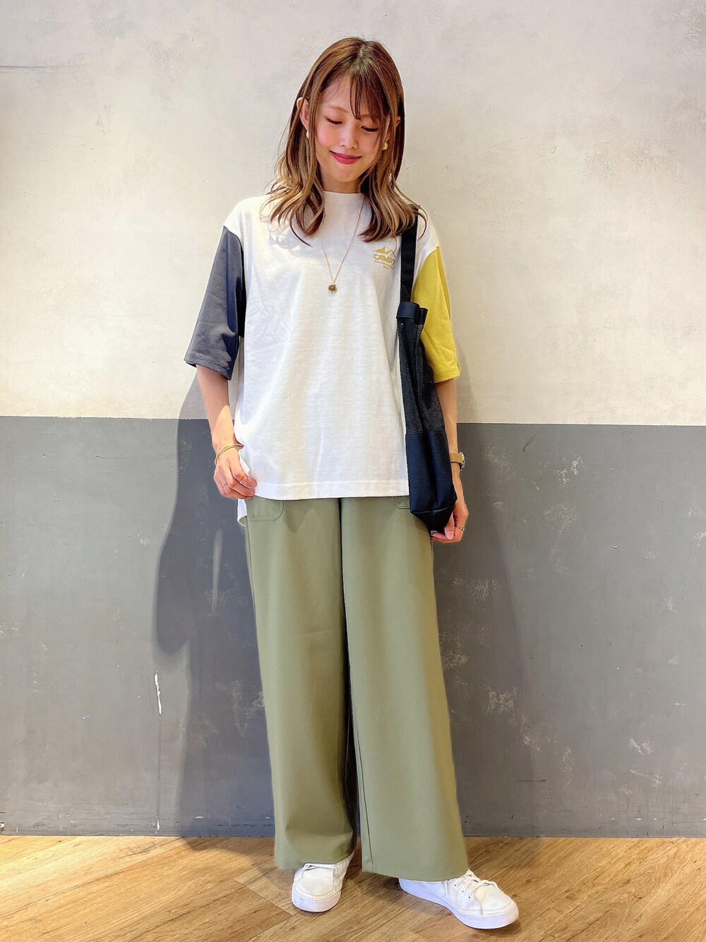 ホワイト系のTシャツ/カットソー、ベージュ系のその他パンツを着用したレディースの夏コーディネートの1枚目の写真
